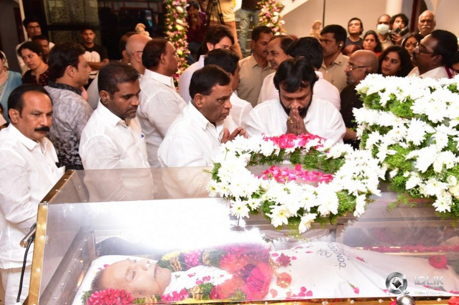 Celebrities-pay-homage-to-superstar-Krishna